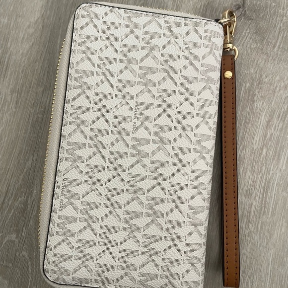 Michael Kors Vanilla Wristlet - Picture 7 of 8